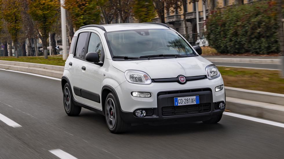 Το ήπια υβριδικό Fiat Panda με τον 1.000άρη κινητήρα των 70 ίππων τιμάται από 14.180 ευρώ, έχοντας όφελος 250 ευρώ.